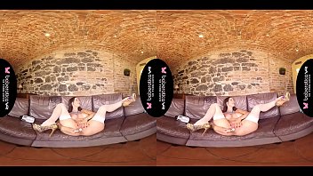 Solo mature, Cynthia Velons is pleasing herself, in VR