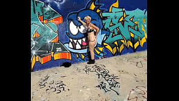 Petite exhib sexy sur une digue