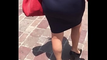 Madura con culo grande marcando tanga