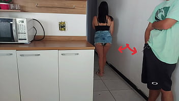 Sexo arriscado, meu marido estava no banho transei com seu melhor amigo, quase fomos pego.