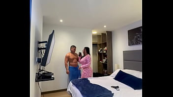 Los hermanastros comparten la cama por el frío pero terminan follando para entrar en calor - thalia restrepo y felipe romero