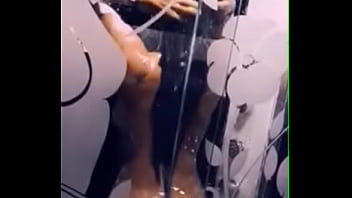 Bailando en la ducha in shower