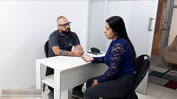 Llegando un buen trato con el director del colegio de mi hijastra, hice que me follara a cambio que no la echara del colegio - Porno en Español