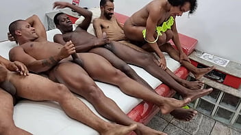 Bastidores da gravação com a casada fodendo com todos os amigos do corno que também caiu na putaria