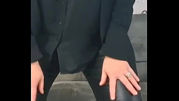 Compilation d'une femme mature qui adore porter du cuir