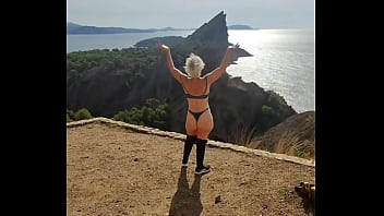 J'aime m'exhiber en pleine nature qui sait tu passera peut etre par la et hummmm