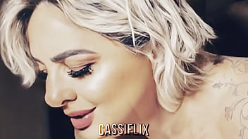 Rebolei a bunda gostoso e provoquei esse safado que ficou louco de tesão e não aguentou e comeu bem gostoso minha bunda.. Completo no Cassiflix