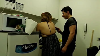 Quando fui procurar meu amigo, encontrei uma tia em sua casa, excelente foda