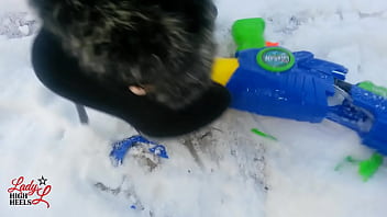 Lady L winter crush toy gun.