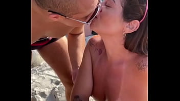 Amigas procuravam um pau para sentar enquanto cornos bebiam sem dar atenção, dei o que elas tanto queriam, uma grande rola! Pt 1