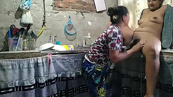 Ya que mi marido no se encuentra en la ciudad, llamo a mi mejor amiga para tener sexo lésbico salvaje