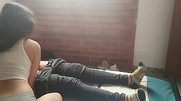 Jovencita cachonda me masturba y me saca la leche con su boca