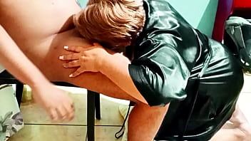 Madura milf de 70 años se corre a chorros hasta mojar la cama