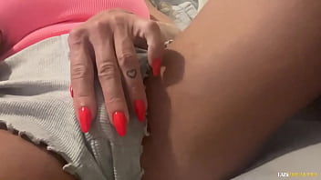 MILF gostosa do CLITÓRIS GRANDE se masturba e goza gostoso enquanto assiste TV– Fabi Drumond