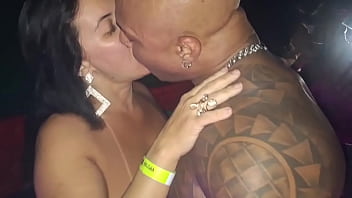 Sexo público cheio de piru na minha boca