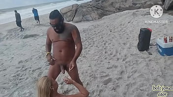 MORENO TATUADO SOCANDO UMA LOIRA DE SÃO PAULO NA PRAIA 