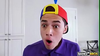 Rica milf le da el regalo al joven cumpleañero parte 1