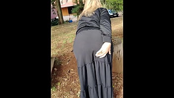 2 Gostosas se exibindo na rua em jardim público !! O que vocês acham?