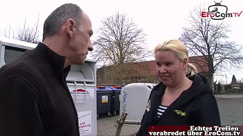 Notgeiler deutscher Opa fragt Hausfrau auf Straße nach sex