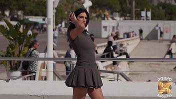 Laury, vraie chaudasse, se fait soulever par deux gaillards