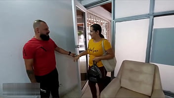 Me follo a la mejor amiga de mi madrastra mientras estamos solos en casa y cumplo mi fantasía sexual de follarme duro a una MILF - Historia completa - Porno en Español