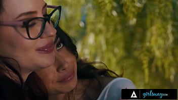 GIRLSWAY - Lovers Chloe Surreal & Jessica Ryan Have Passionate Squirting Sex POV - SPANISH SUBTITLES