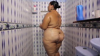 Milf en la ducha muy sexy y caliente gran culo y tetas