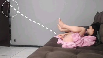 Enteado flagra madrasta enfiando todo consolo no cuzinho