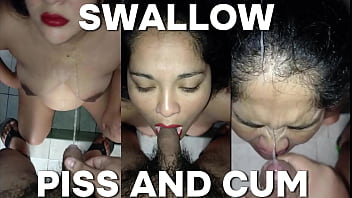 Mi hermosa vecina se queda sin agua y viene a bañarse a mi casa lo que no sabe es que no tengo puerta en el baño me dieron ganas de mear asi que la orine en su cara y boca y le di de tragar mi semen