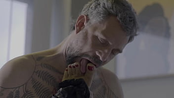 Horny Lady Gets Very Excited When Her Feet Are Worshipped