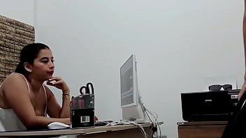 La jefe me saco la verga para chuparmela y luego me la tire