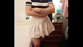 Encuentro a mi suegra desnuda cuando mi novia no está en casa y termino follandome a la mama de mi novia