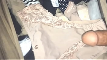 Betendo punheta com a calcinha da tia coroa gostosa escondido sem ela saber