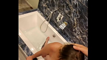 DUO anal dans une salle de bain en verre Dans cette belle villa la salle de ...