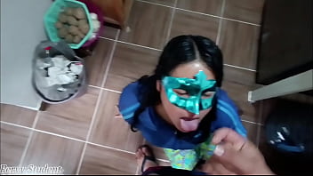 Mamada mañanera en la cocina después de ducharme, así me recibe mi vecina,