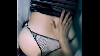 POV me la mete de perrito en la cama grande mientras hacemos webcam con la neetbook