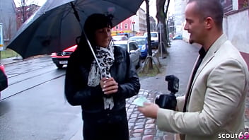 Reife deutsche Hausfrau in Leder Leggings bei Straßen Casting gefickt