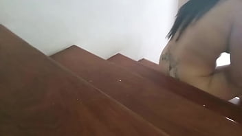 Camera pegou a mulher do coroa transando com o porteiro na escada