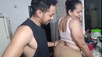 Soy infiel mi novia con mi suegra y ella terminó haciéndome una mamada y le follo su rico coño apretado