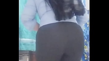 Secretaria culona mexicana se quita todo su uniforme en el cuatro de lavado del trabajo y muestra todos su culo gordo y sus ricos senos