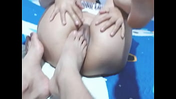 Tenia muchas ganas de cumplir mi fantasia follandome unos pies que rico me corro a chorros