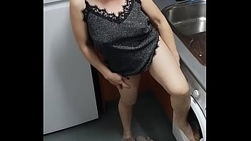 Me follo a la mamá de mi novia me encanta mi suegra tiene tetas naturales y su coño apretado