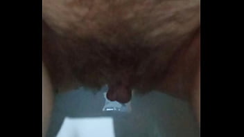 Buco pelossissimo pisciato