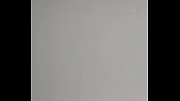 Troia vuole centrare il bicchiere col latte caldo